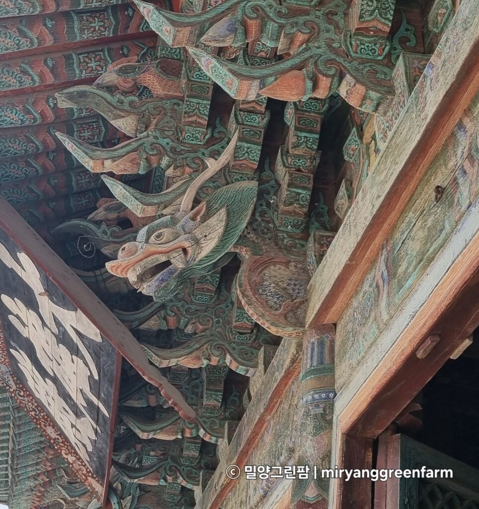 불국사 대웅전의 화려한 단청과 용 조각


