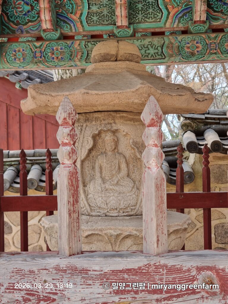 불국사 사리탑 몸체에 정교하게 조각된 여래좌상 모습